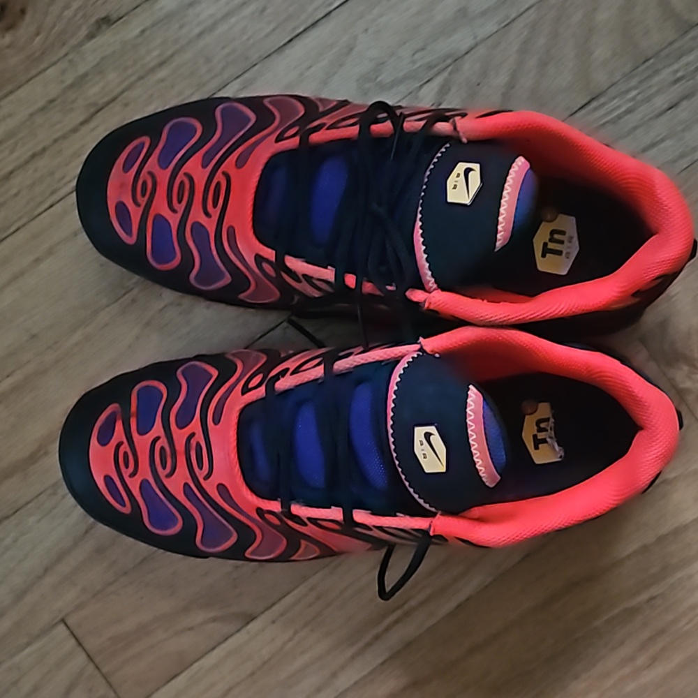 Men 7.5, Nike Air Max Plus Drift, Black/Field Purple/Laser Orange/Bright Crimson - Picture 3 of 4